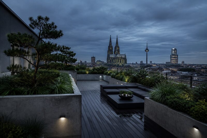 Dachgarten Köln mit Gräsern und Beton-Pflanzkübeln